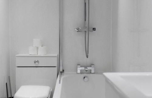 Free Parking - Sleeps 6 - Central - New Interior - Photo 16