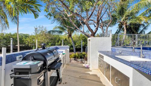NEW LISTING! Reel Joy Waterfront Luxe with Pool and Private Dock home - Foto 3
