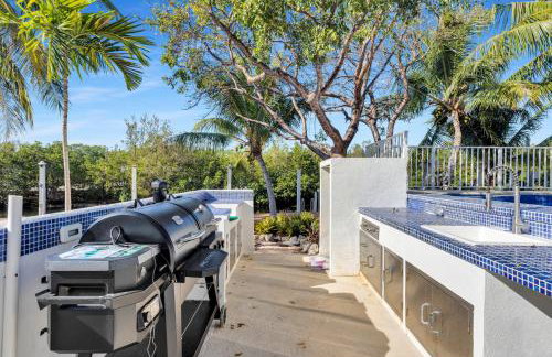 NEW LISTING! Reel Joy Waterfront Luxe with Pool and Private Dock home - Foto 3