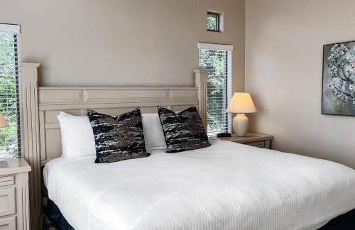 Renovated condo with updated floors, pool, hot tub & mountain views - Foto 14