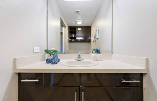 5-Star Irvine | Luxe 2BR w/ Pool, Gym & Parking - Foto 23