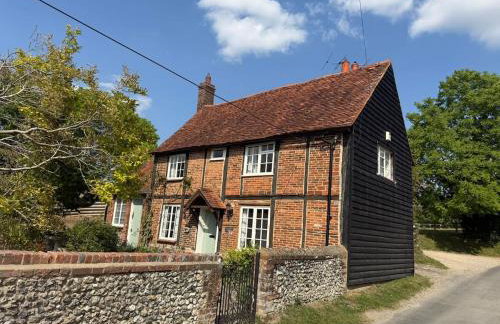 Pretty 2 Bedroom Cottage in Skirmett with Parking - Foto 1