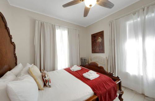 Main House - 3 Story 5 Bed 3 Bath Private Deck Courtyard Pet Friendly fee applies - Photo 21