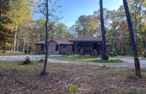 Quiet Forest Vacation home on a Private Road with Spacious Patios, Fire pit, Pet friendly and a Private pool - Foto 8