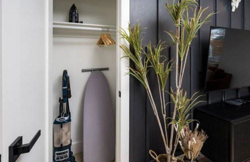 Wild West Disco Haus! Sleeps 12, Hot Tub + Gym! - Foto 53