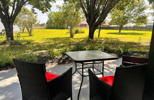 Tranquil 1,5 Acre Retreat with Modern Comfort - Foto 14