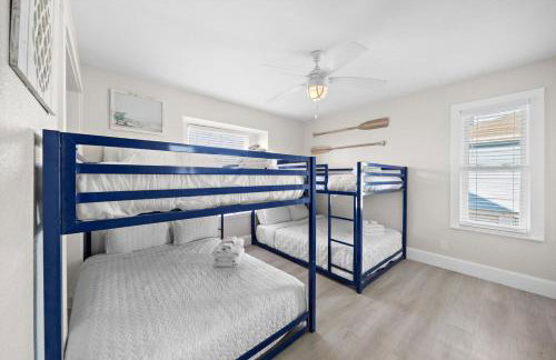 Oceanfront home with pool, large decks, fire pit and private walkover to the beach - Foto 23