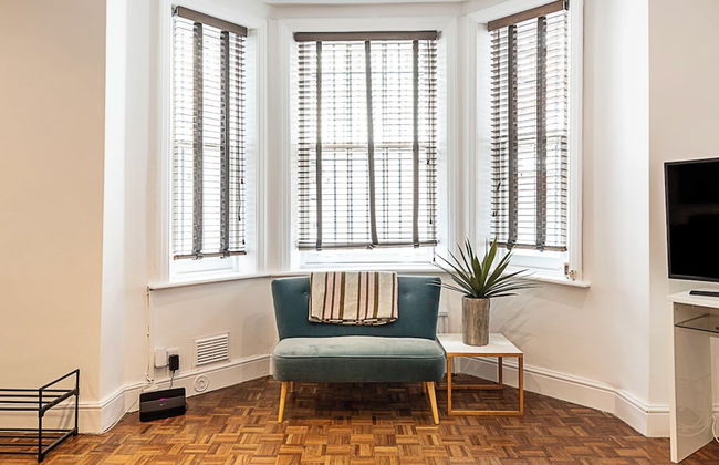 Charming Kensington Apartment - Photo 22