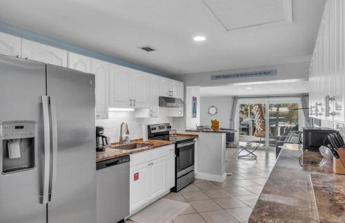 Villa Bella Newly Remodeled With Private Dock and Pool & Cabana Club Access - 7 night minimum stay - Foto 28