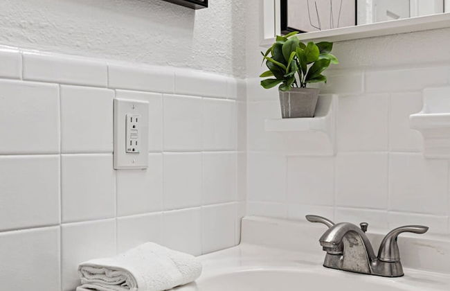 Stylish 2 BR Condo - Free Parking on Premises - Photo 24