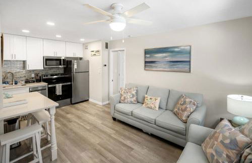 Beautiful Sunsets just Steps from Beach with King Bed and Queen Sleeper Sofa - Foto 10