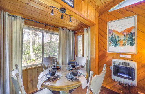 Near Lake and Trails Rustic Newland Cabin with Deck! - Foto 8