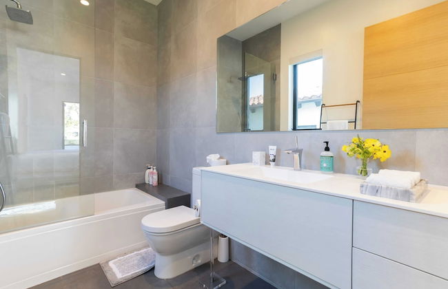 Luxe Weho Villa, Walk to Melrose Ave, Pool + Hot Tub North Vista by Avantstay - Photo 41