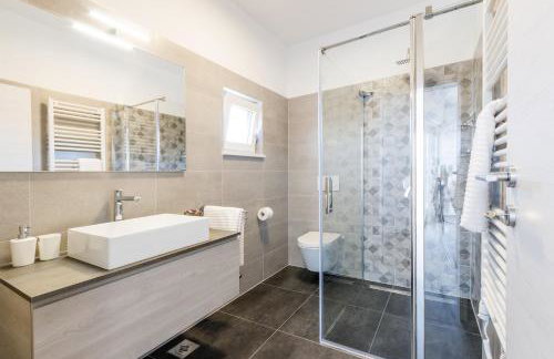 Modern 3-bedroom villa with a private pool - Photo 10