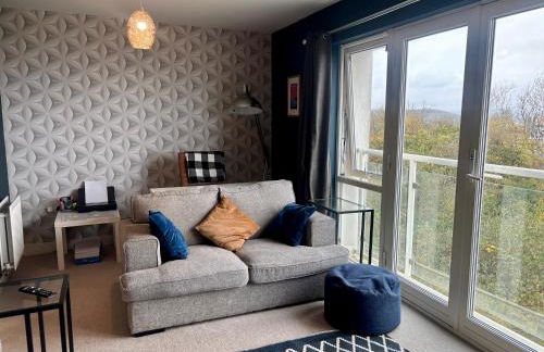 4 bed Townhouse with spectacular views 4 miles from Cardiff 10min drive or train journey to city centre - Photo 13