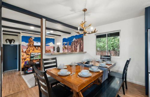 Walk to GC Train Depot and Route 66, king beds, game room, BBQ, firepit - Photo 10