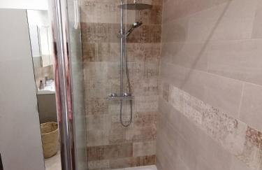 air-conditioned apartment with pool plus beach shuttle - Photo 3
