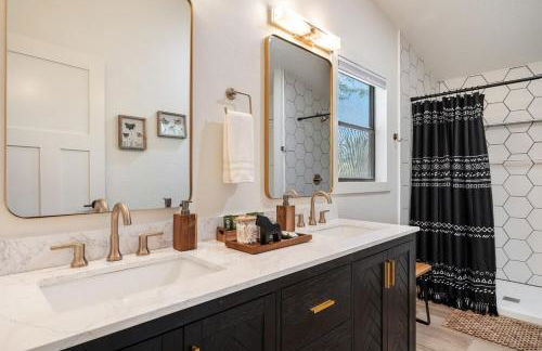 Bus Stop Saloon - Cave Creek with Spa - Photo 31