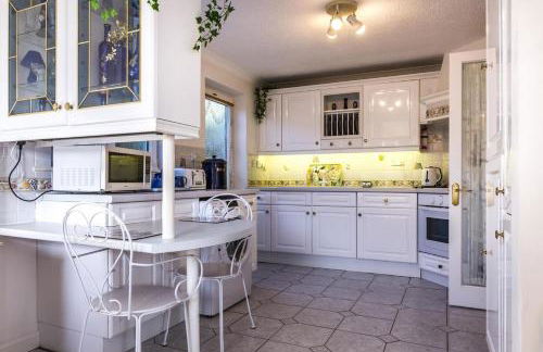 Family Bungalow with Private Pool - Photo 8