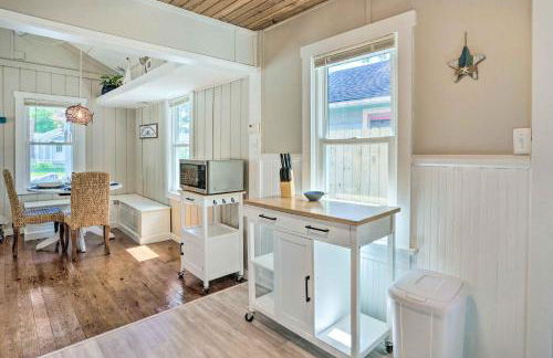 Chic Cottage with Private Yard Steps to Beach! - Foto 9