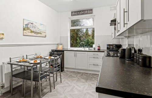 Manchester Contractor House - Fast WiFi - Sleeps 7! - Foto 18