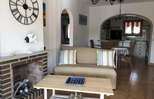 Casa con Piscina, A/A, BBQ, WiFi y Garaje en Sant Pere Pescador - ES-89-76 - Foto 2