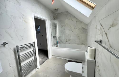 Spacious 3-Bed Home with Garden, Private Parking, Smart Tv's, Fast Wi-Fi - Photo 7