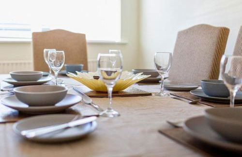 Central 2 Bed House w/ Garden and Free Parking! - Photo 6