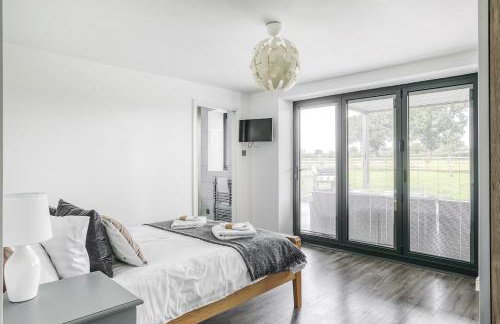 PRIVATE LUXURY BARN IN ITS OWN 0.75ACRES - Photo 10