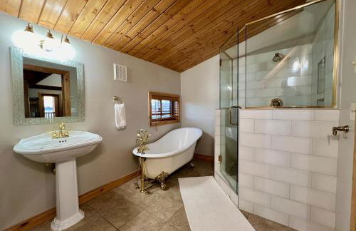 Lakefront Cabin, HotTub, Boat Launch - Foto 24