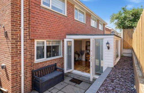 Minutes from the port of Dover, free WiFi, free offroad private parking and rated a guest favourite on Air b nb! - Foto 8