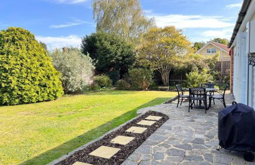 Spacious Family Bungalow with Garden for up to 7 - Photo 8