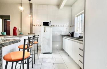 Ape Elegance com ar condicionado cama queen no centro - Foto 34