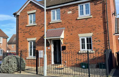 Stunning Large Detached Gloucester, 4 beds, 3 bedroom, 2 bathroom property, Nr Chelt, The Docks and Quays sleeps 6 - Photo 1