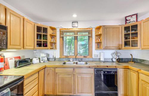 Near Beach Access Torch Lake Cabin Retreat! - Foto 9