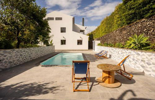 Countryside house with a pool and fireplace - Photo 58