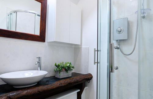 Peaceful Getaway - Free Parking, Short Drive to Stamford - Foto 16