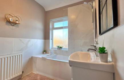 Fully Furnished New Malden 3BDR Home with Parking Washer Dryer and Garden near Kingston - Foto 22