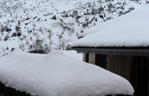 The Mountain House -mountain getaway - Photo 39