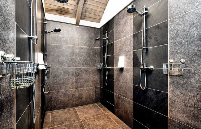 Beautiful Villa with Heated Outdoor Pool, Sauna, Hot Tub in Forest - Photo 19