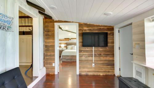 Lakefront Motley Cabin with Private Deck and Dock! - Foto 5