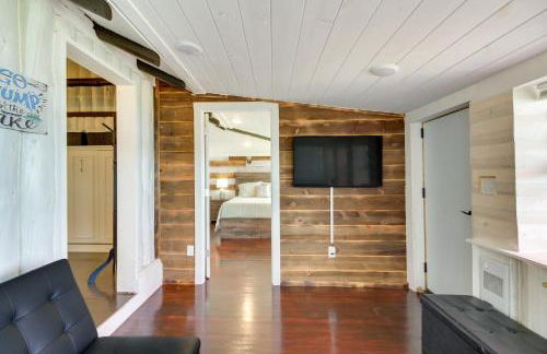 Lakefront Motley Cabin with Private Deck and Dock! - Foto 5