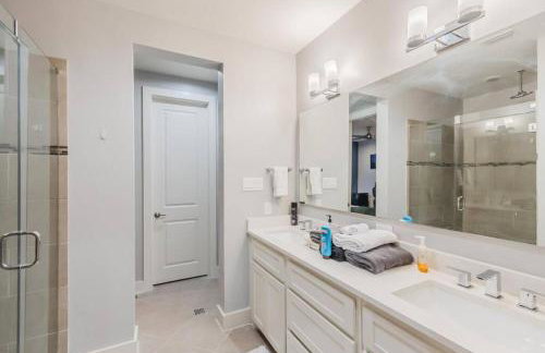 Stunning Townhome Near Uptown - Photo 36