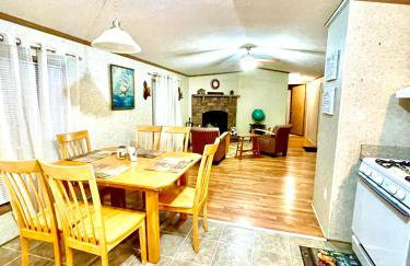 All Season Fun and Cozy Home in Island Falls, ME - Foto 6