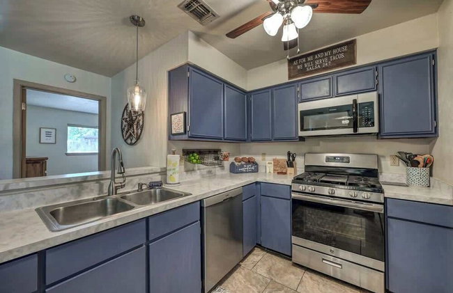 Kerrville Hidden Gem With Firepit and Grill - Great Location - Foto 18