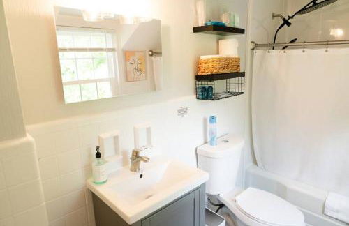 5-star Renovated 3BR Home & Backyard Deck near SU & Hospitals - Foto 39