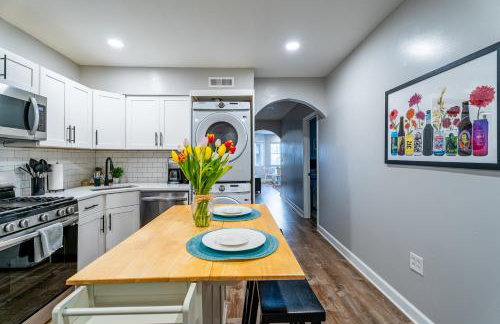 Stylish & Bright Gem Overlooks Lovely Park with Great Amenities - Foto 9