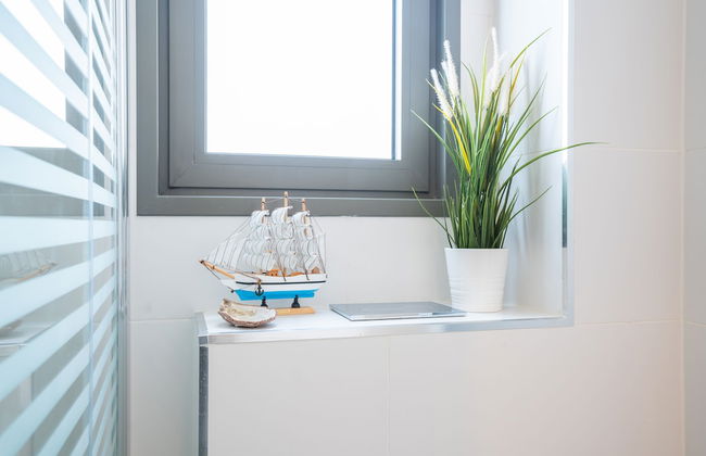 Stylish Seaside Escape with Balcony by Sea N' Rent - Foto 39