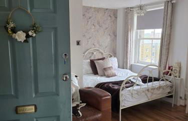 Havisham Studio Flat Rochester ME1 1XZ - Photo 2