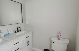 NEW! Modern Getaway - Hot Tub l Fire Pit l Pool table - Foto 8